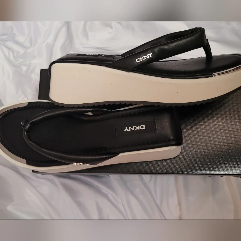 DKNY Maeryn Platform Semi Glaze Thong Sandal Black White 7.5M MSRP $110 NIB New